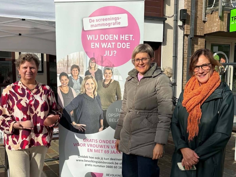 Infostand op de markt te Torhout voor borstkankermaand.