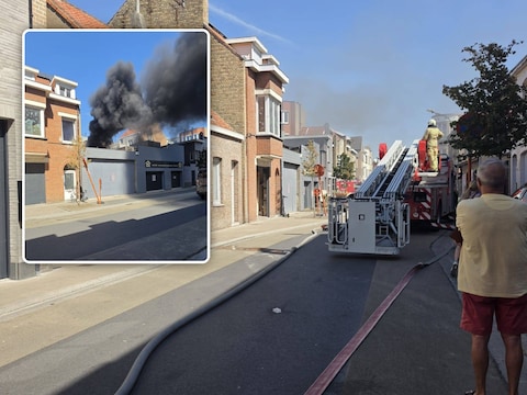 Brand in de Brouwersstraat De Panne. Het vuur zorgde voor een fikse rookontwikkeling.