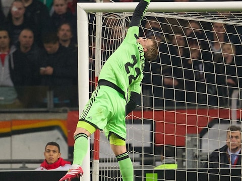 Een hopeloos grabbelende Cillessen ziet de wereldgoal achter hem in doel landen.