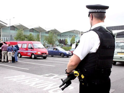 Politie bij het vliegveld van Birmingham na een melding van een mogelijke terrorist aan boord van een vliegtuig in 2006.