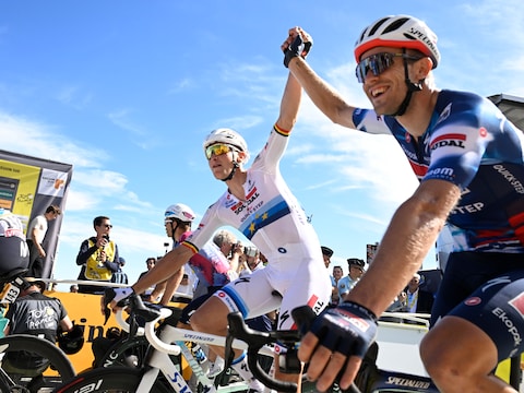 Tim Merlier en Bert Van Lerberghe vorig jaar aan het feest op de Mont Ventoux, na de zege van Paret-Peintre.
