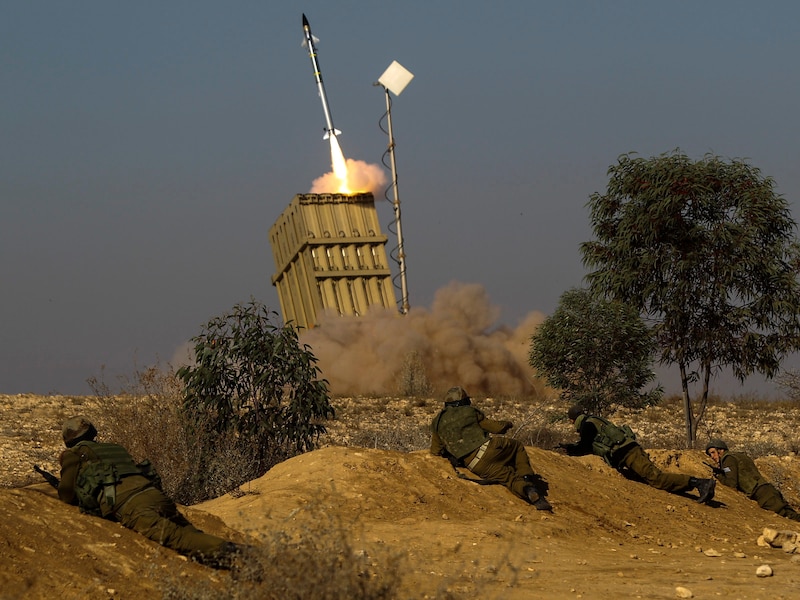 Een Israëlische Iron Dome-onderscheppingsraket wordt nabij Be'er Sheva gelanceerd om een Hamas-raket uit te schakelen, archieffoto.