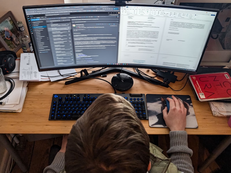 Een persoon achter een bureau
