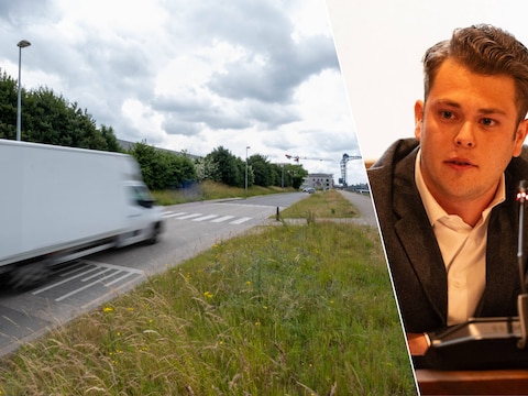 Verkeer in de Fabrieksstraat. Rechts: oppositieraadslid Senne Eeraerts. 