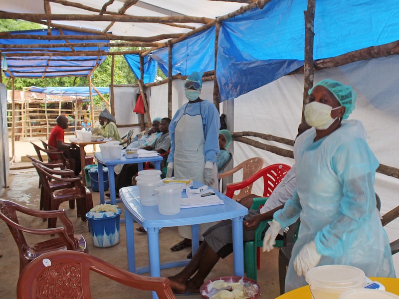 Een ebolakliniek in Sierra Leone.