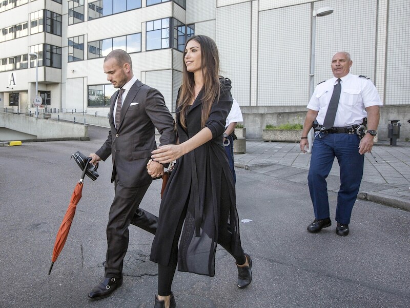 Wesley en Yolanthe verlaten de rechtbank onder begeleiding.