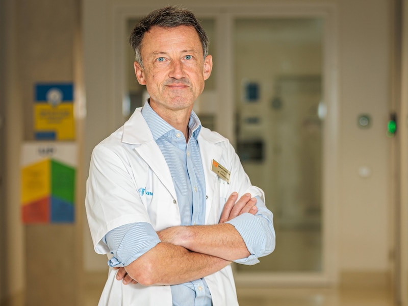 Dit doet dementie-expert Mathieu Vandenbulcke (54) zelf om zijn hersenen gezond te houden: “Eenzaamheid is een stille killer”