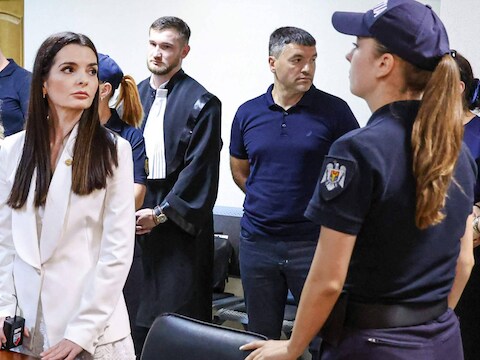 Evghenia Guțul (links) toen ze in de rechtszaal opgepakt werd.