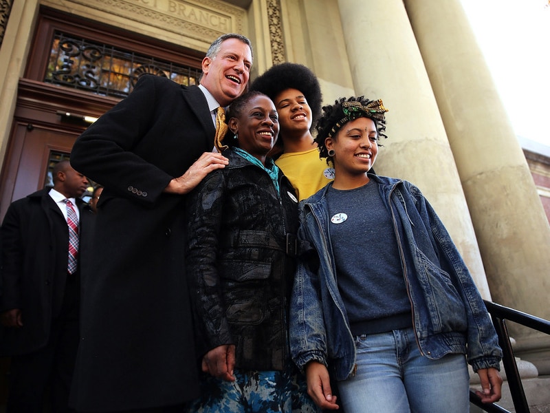 Bill de Blasio poseert dinsdag met zijn gezin nadat hij in een bibliotheek zijn stem heeft uitgebracht.