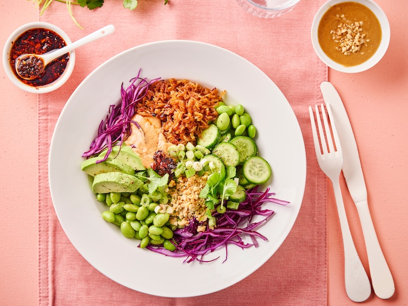 Comfortfood nodig voor de lente? Probeer deze crispy rijstsalade met pindasausje