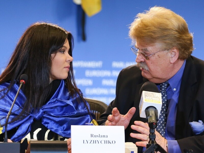 Elmar Brok (rechts) eerder deze week in Brussel naast de Oekraïense zangeres en politiek activiste Ruslana Lizjitsjko.