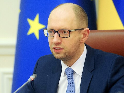 De interimpremier Arseni Jatsenjoek treedt af.