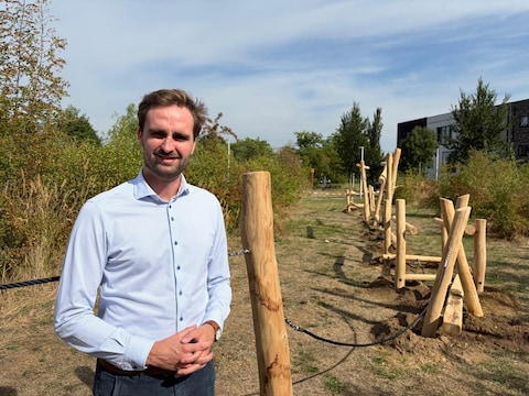 Schepen Andries Tjalma bij de vernieuwde speeltuin.