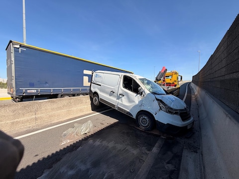 Bestelwagen belandt dwars op de Kennedylaan.