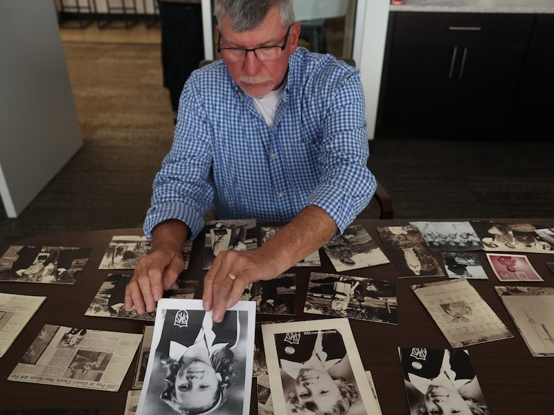 Adam Kowalewicz, omringd door foto’s van zijn vermoorde zus.
