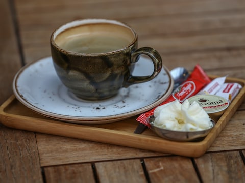 Bij een kopje koffie krijg je een zakje van ongeveer 5 gram suiker.