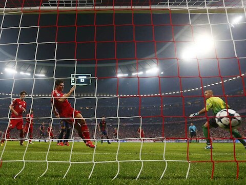 Mario Gomez werkt de 2-0 meteen na de pauze binnen. Barcelona was nergens in de Allianz Arena.