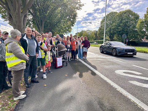 Actie Gewaagde Wandeling in Drongen: een alternatieve bushalte? De Deinsesteenweg kruisen waar 90 per uur gereden mag worden