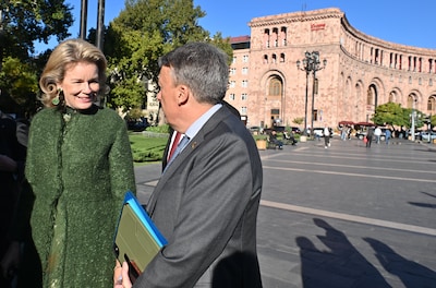 Koningin Mathilde aangekomen in Armenië voor werkbezoek rond milieu en onderwijs