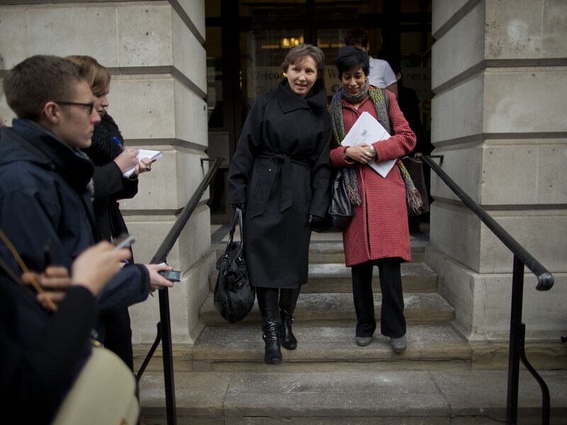 Weduwe Marina Litvinenko verlaat de hoorzitting in Camden Town Hall in Londen.