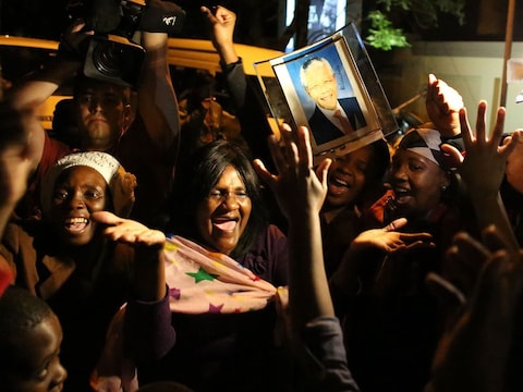 In Johannesburg eerden mensen het leven van hun voormalig president met muziek en dans.
