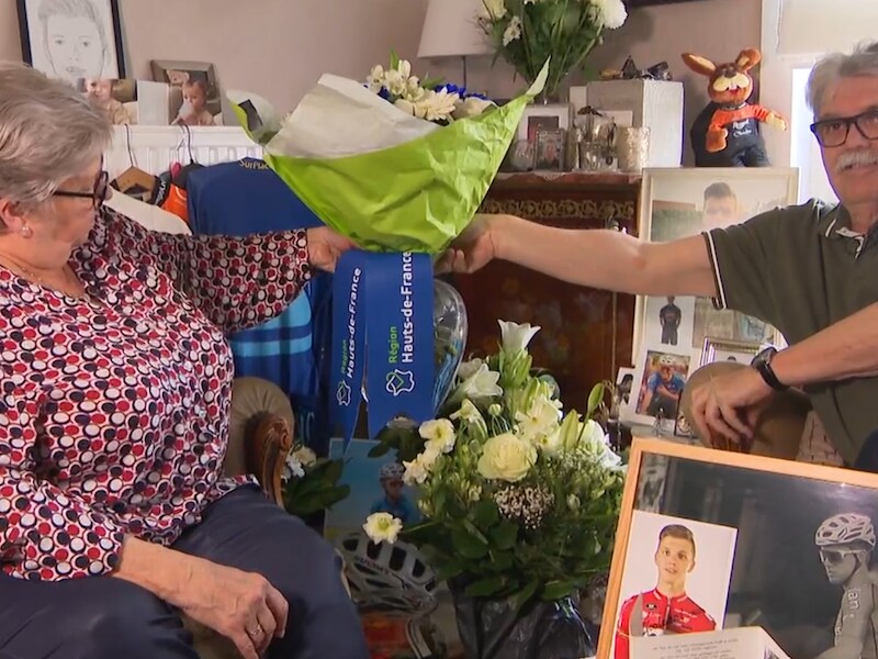 “Hij stuurde berichtje om 4.15 uur”: Wout van Aert verrast ouders van Michael Goolaerts met zegebloemen van Roubaix 