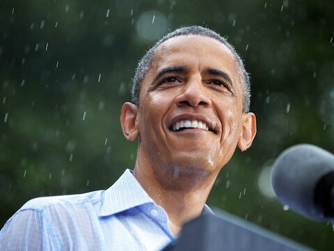 President Barack Obama wordt verrast door een plensbui tijdens een toespraak in Glen Allen, Virginia, op 14 juli 2012.