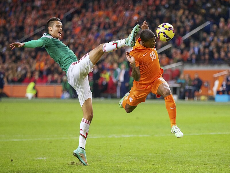 Diego Reyes (links) in actie met Mexico.