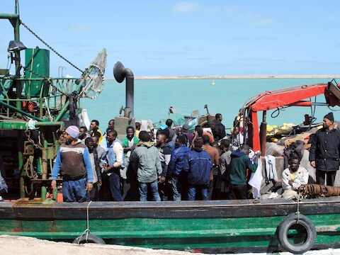 Beeld van Afrikaanse migranten in Zarzis bij een eerdere reddingsactie in Tunesië in maart.