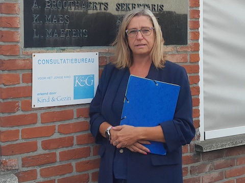 Schepen Else Vanden Broeck bij het consultatiebureau van Kind en Gezin in de Zetselstraat in Kapelle-op-den-Bos.