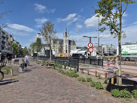 Het glas rond de in- en uitrit van de ondergrondse parking werd vervangen door trekstaal