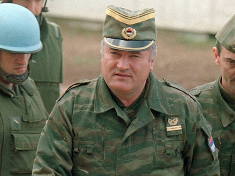 12 april 1993: Ratko Mladić met Franse VN-soldaten op de luchthaven van Sarajevo.