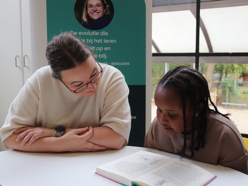 Vosselaarse schepen Sanne Wouters leest met leerlinge Hasna.
