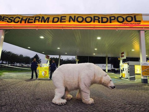 Protest van Greenpeace tegen het boren naar gas en olie in het noodpoolgebied.
