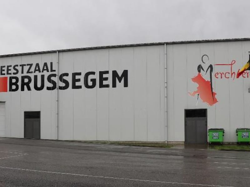 De avond gaat door in de Gemeentelijke Feestzaal Brussegem (archiefbeeld).