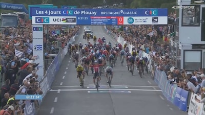 En of hij helemaal terug is: Arnaud De Lie wint met machtige sprint de Bretagne Classic