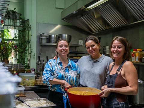 Bar Zeta steunt slachtoffers in Nepal met benefiet takeaway: “Typisch Nepalees gerecht gemaakt”