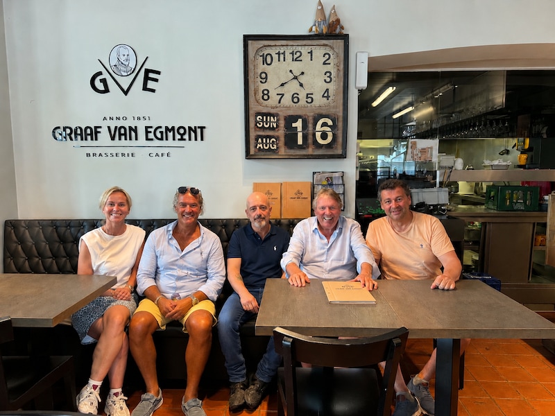 Steven (55) werkt al veertig jaar in cafés en restaurants op de Aalsterse Grote Markt: “Als ik buitenkom, moet ik twintig keer goeiendag zeggen”