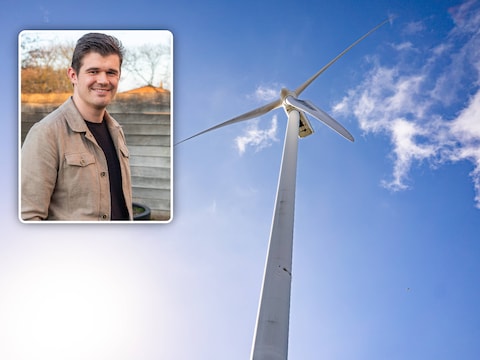 “Er woedt opnieuw een strijd om een geplande gigantische windturbine in Arendonk. Ook schepen van Omgeving Alek Dom (inzet) en het gemeentebestuur verzetten zich tegen de komst.”