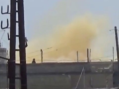 Boven de stad Lataminah, in het noorden van Syrië, is een gelige rookwolk te zien. Gevreesd werd dat die chloorgas bevatte.