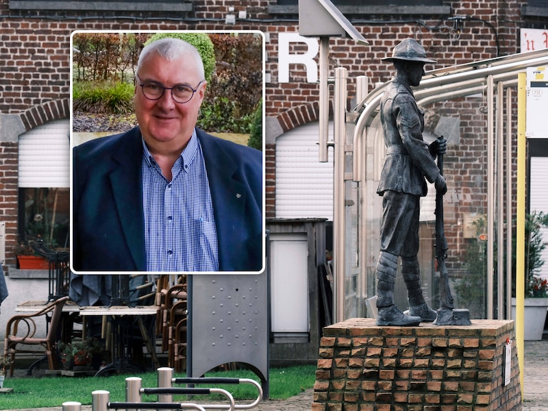 Het beeld van een Nieuw-Zeelandse soldaat op de markt van Mesen. Inzet: burgemeester Sandy Evrard.