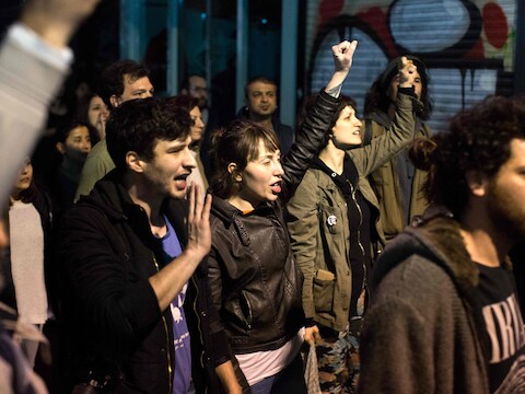 Turken protesteren tegen de uitslag van het referendum in Istanbul.