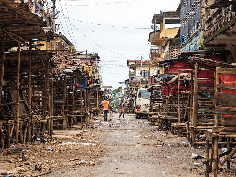 Lege straten in Freetown, Sierra Leone tijdens het driedaags straatverbod om de verspreiding van Ebola te voorkomen.