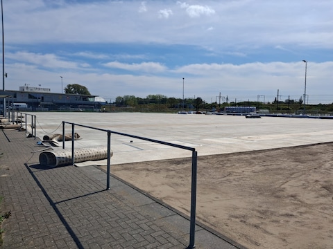 Het kunstgrasvoetbalveld van de Mortselse Sporthaven wordt momenteel vernieuwd. Tegen het weekend zou de klus geklaard moeten zijn.