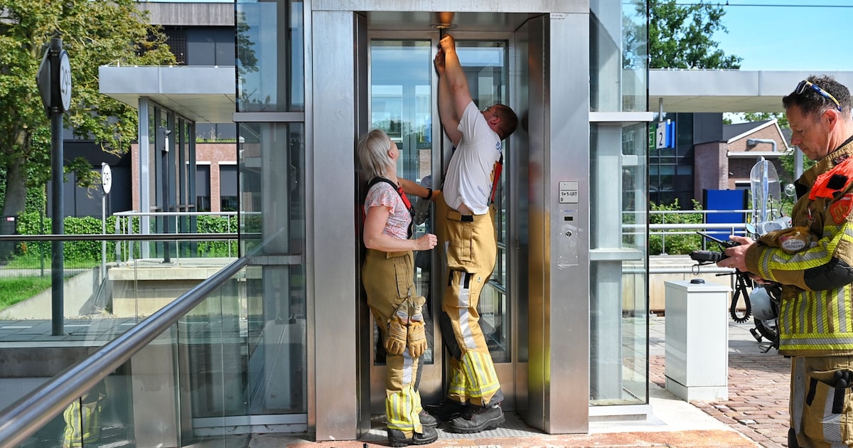 Vrouw komt vast te zitten in snikhete glazen lift in Nederland, brandweer moet haar bevrijden met br
