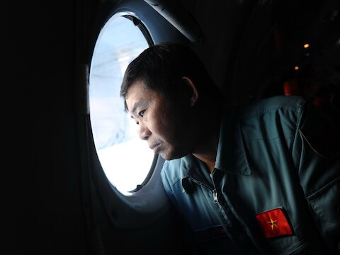 Een piloot van de Vietnamese luchtmacht zoekt naar wrakstukken van de vermiste Boeing.