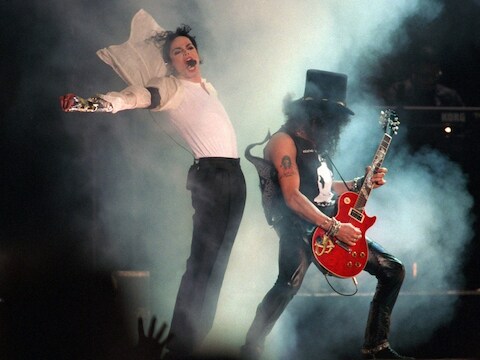 Michael Jackson tijdens een optreden met gitarist Slash