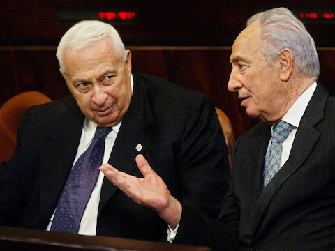 Ariel Sharon en Shimon Peres in gesprek in 2005.