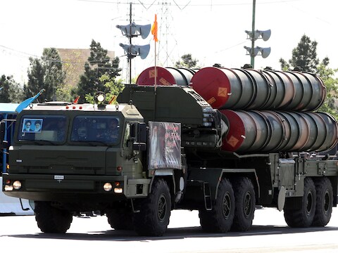 Iraanse militaire trucks met raketsysteen tijdens de militaire optocht op de 'Nationale Legerdag' vorige maand in Teheran.