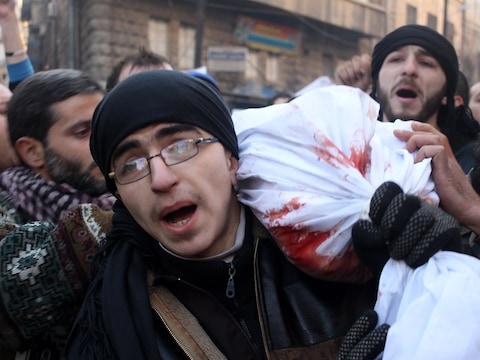 Syrische rebellen rouwen om de dood van een kompaan in de strijd met het Syrische leger.
